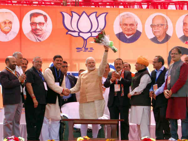 માઓવાદીઓના હાથમાં બંદૂક નહીં કલમ હોવી જોઇએ