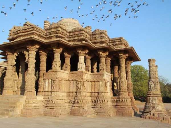 સુંદર કોતરણી ધરાવતું મંદિર