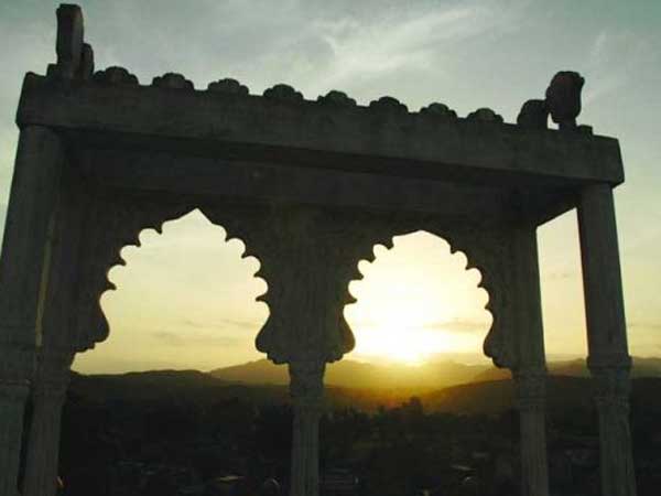 પોશિનાના પ્રવેશ પર આર્ક