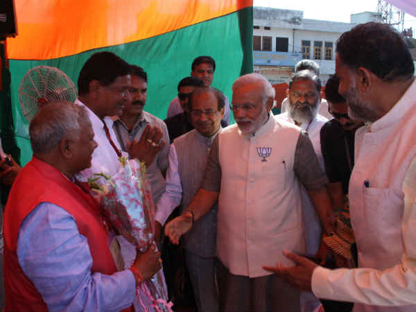 સોનિયાજી મહિલાઓને ગેરમાર્ગે દોરે છે