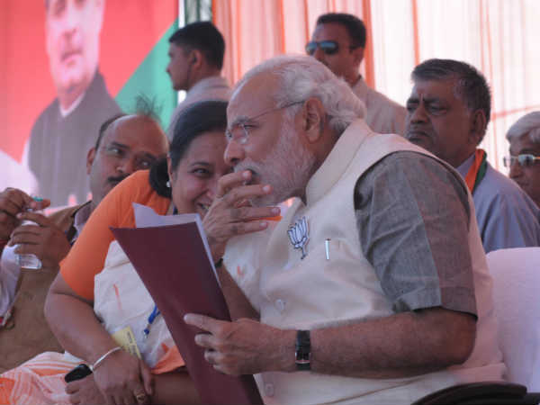 સોનિયાજી મહિલાઓને ગેરમાર્ગે દોરે છે