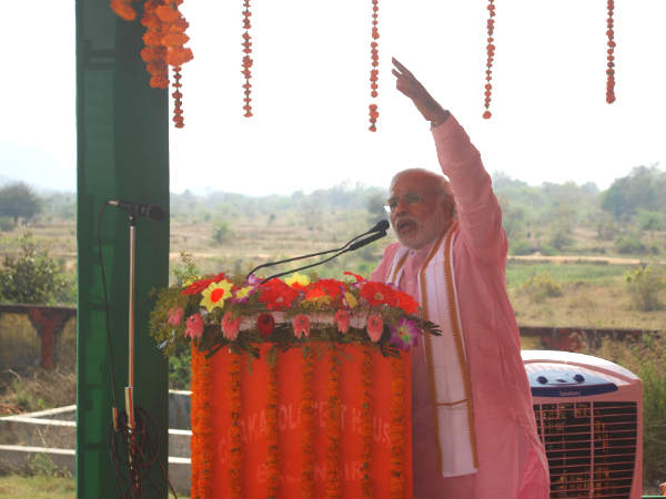 સભાના સ્ટેજ પર વિવિધ રંગો