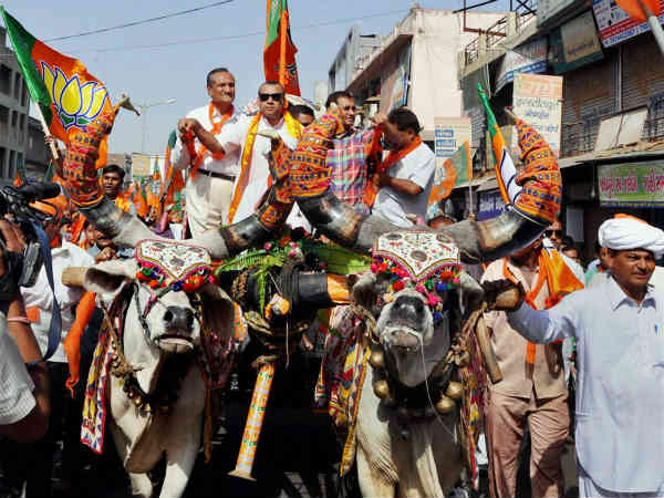 પરેશ રાવલના કોંગ્રેસ પર પ્રહાર