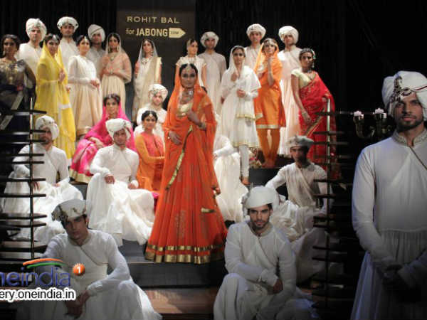 રોહિત બાલ માટે રૅમ્પ પર મૉડેલ્સ