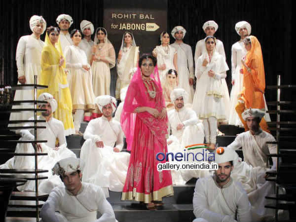 રોહિત બાલ માટે રૅમ્પ પર મૉડેલ્સ