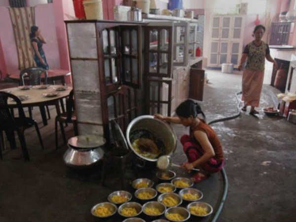 ઘરમાં બધાનું જમવાનું આવી રીતે બને છે