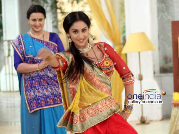 એક નયી પહચાન શોના સેટ પર પૂનમ ઢિલ્લોંની બર્થ ડે ઉજવણી