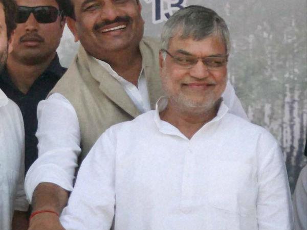 મોદી એટલે વાતોનો વેપાર અને જૂઠનો પ્રચાર