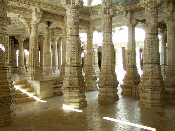 કોતરણીવાળા થાંભલા