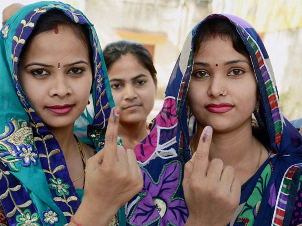 આગરામાં મહિલાઓએ કર્યું મતદાન