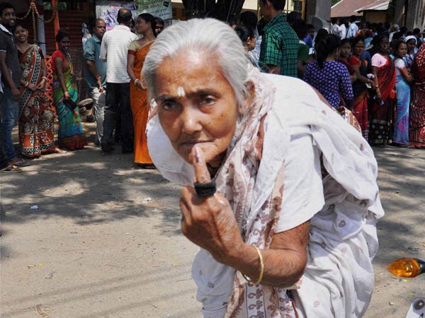 વયોવૃદ્ધ મહિલાએ કર્યુ મતદાન