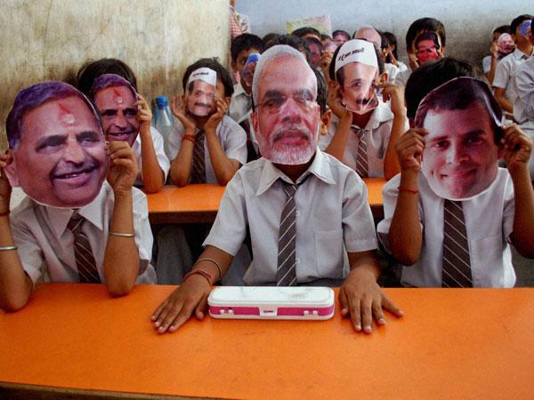 શાળાના બાળકોએ નેતાઓના માસ્ક પહેર્યા