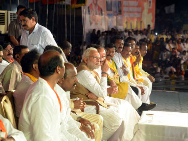 ભરવરસાદમાં મોદીનું ભાષણ
