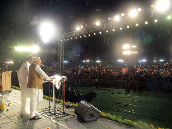 ભરવરસાદમાં મોદીનું ભાષણ