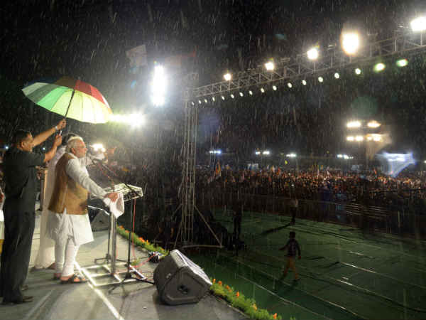 ભરવરસાદમાં મોદીનું ભાષણ