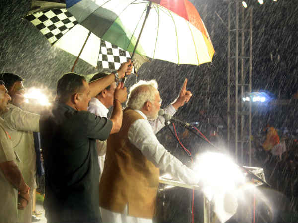 ભરવરસાદમાં મોદીનું ભાષણ