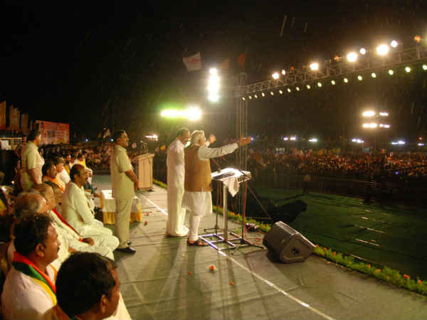 ભરવરસાદમાં મોદીનું ભાષણ