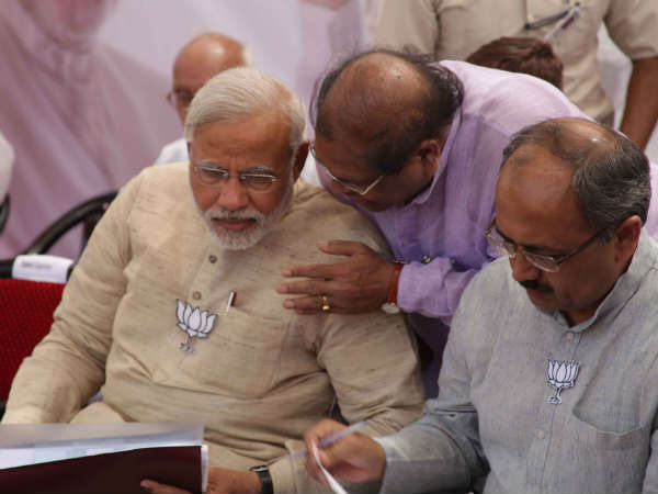 હું જણાવું છું કે સ્મૃતિ ઇરાણી છે...