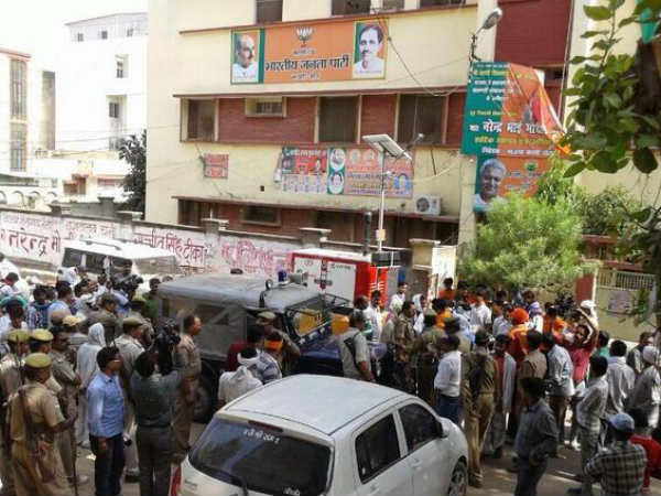 વારાણસીમાં ભાજપના કાર્યાલય પર પોલીસના દરોડા