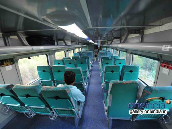વૈભવી સુવિધાઓ ધરાવતી એક ડબલ ડેક્કર ટ્રેન