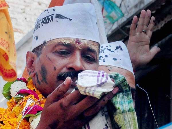 કેજરીવાલ પર ઇંક એટેક