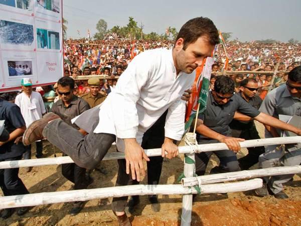 બેરીકેડિંગ કૂદતા રાહુલ ગાંધી