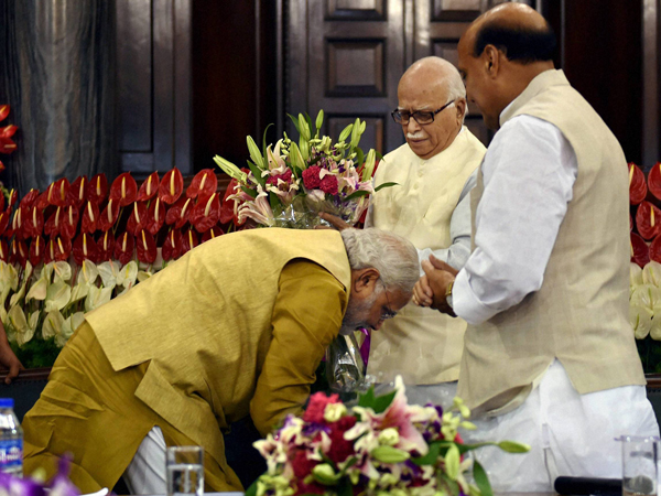 અડવાણીના પગે પડ્યા મોદી