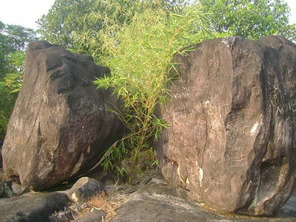 પાંડવન રોક ચેંગન્નૂર પર પથ્થર