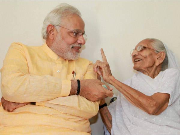 દિલ્હી જતા પહેલા મોદી મળ્યા માતાને