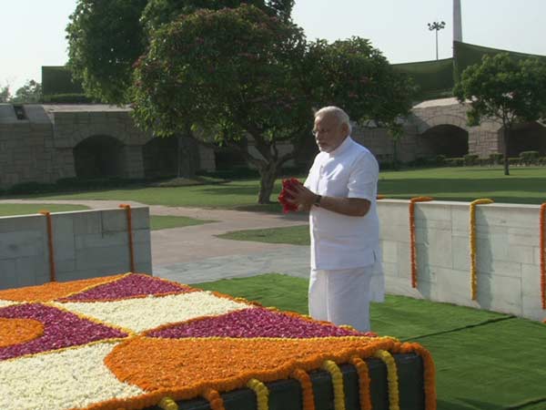 મોદીએ આપી બાપુને શ્રદ્ધાંજલિ