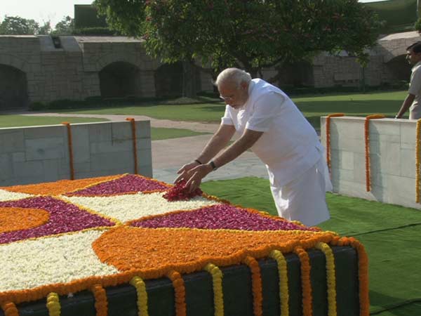 મોદીએ આપી બાપુને શ્રદ્ધાંજલિ