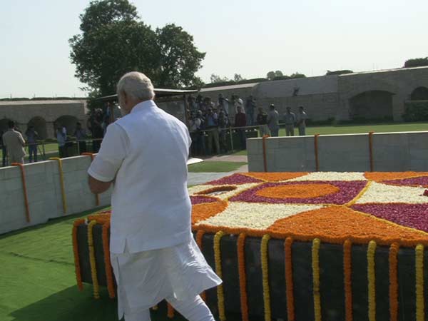 મોદીએ આપી બાપુને શ્રદ્ધાંજલિ