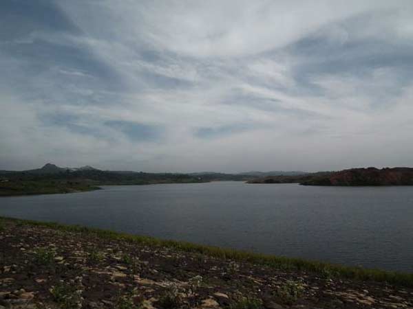 કારપુર્રા ડેમનું શાંત પાણી