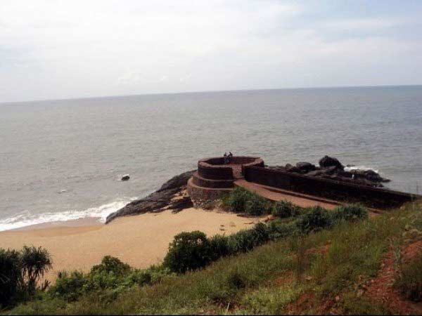 બેકલ કિલ્લો અને સુંદર કિનારો