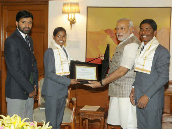 પૂર્ણા માલવથ અને આનંદ કુમારનું સન્માન