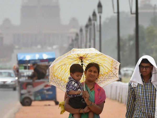 ગરમીથી પરેશાન પ્રવાસી