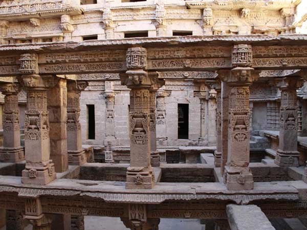 અપ્સરાઓના વિવિધ શિલ્પો