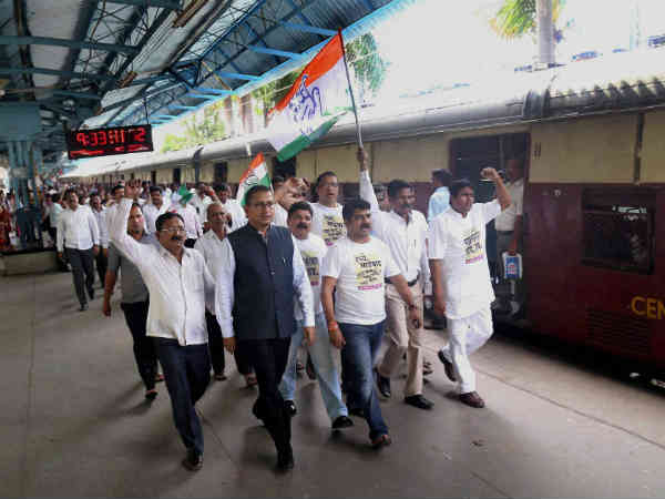 મુંબઇમાં વિરોધ