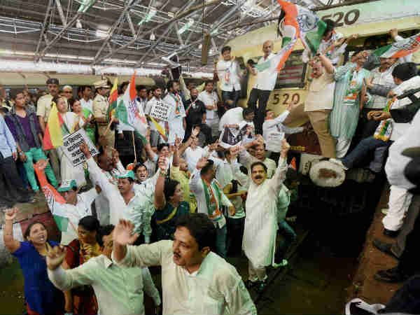 મુંબઇમાં રેલવે ભાડાનો વિરોધ