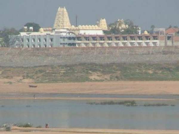 નદી અને મંદિર
