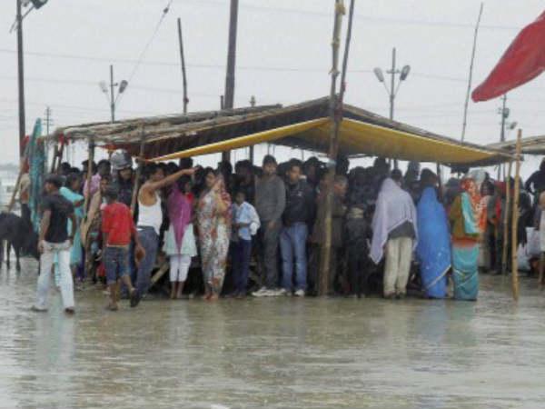 વરસાદ ફસાયેલા લોકો