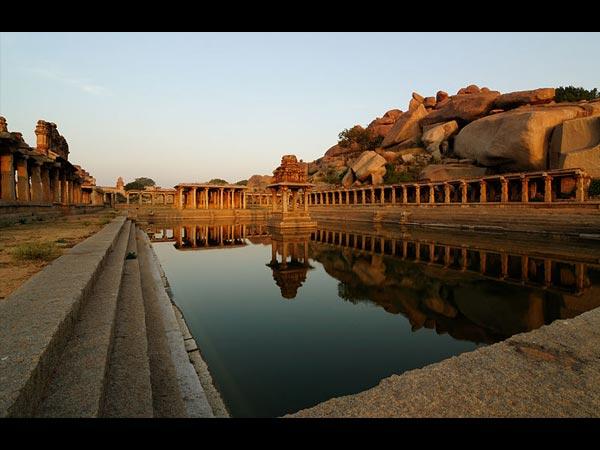 પુષ્કરની ટેંક હમ્પી સ્થિત મંદિરના પાછળનો ભાગ