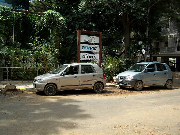 કારને મધ્યમાં ગોઠવવી
