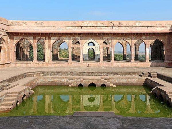બાજ બહાદુર મહેલ