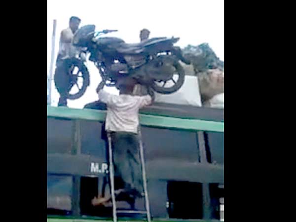 પલ્સરને બસ પર ચઢાવ્યું