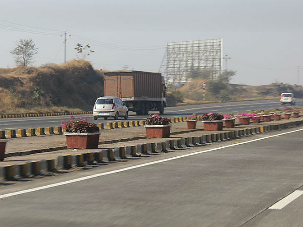 હાઇવે પર યોગ્ય ગતિએ વાહન ચલાવવું