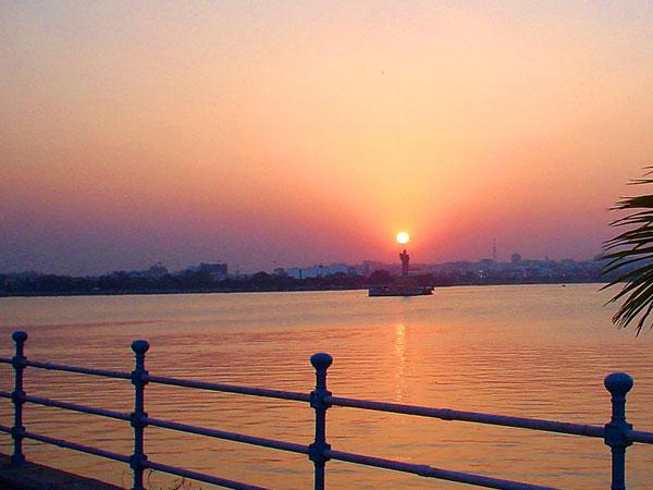 તળાવનું નિર્મળ પાણી જે આપનું મન મોહી લેશે