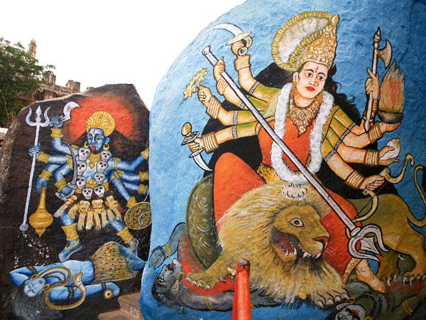 પત્થરો પર કલાકૃતિ અને નક્કાશી