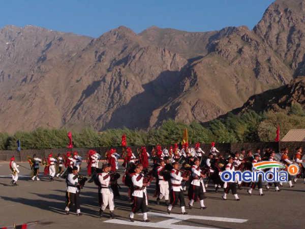 દ્રાસના પહાડો વચ્ચે પરેડ