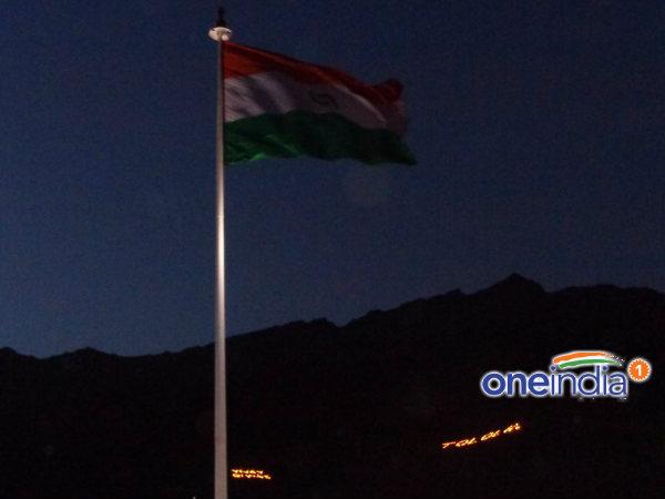 રાત્રે દ્રાસ મેમોરિયલ પાછળની પહાડી